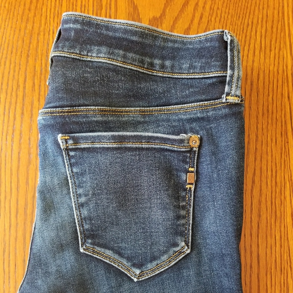 Distressed skinny jeans wash